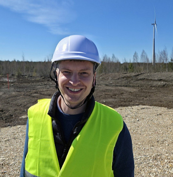 "Līdz ar atjaunīgo energoresursu tehnoloģiju attīstību elektroenerģijas ieguves jomā mums ir iespēja sevi pilnībā nodrošināt un nākotnē enerģiju arī eksportēt," uzskata Edgars Groza, kompetences stiprināšanas programmas "Nākotnes enerģētikas līderi Latvijā" vadības grupas priekšsēdētājs.