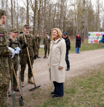 Ministru prezidente Evika Siliņa (no labās) piedalās Lielajā talkā Grāpju pussalā.