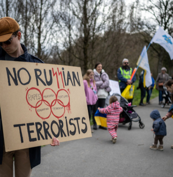 Šveices pilsētā Lozannā pie Starptautiskās Olimpiskās komitejas mītnes Ukrainas atbalstītāji protestē pret Krievijas sportistu līdzdalību starptautiskās sacensībās. Plakāts vēsta “Nē krievu
teroristiem”.