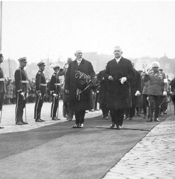 J. Čakste un L. K. Rēlanders pieņem godasardzi Helsinkos.