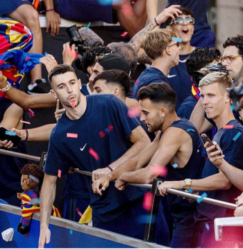 "Barcelona" klubs čempionu parādi plaši atspoguļoja sociālajos tīklos, bet nevienā fotogrāfijā nebija redzams 18 gadus vecais Lamins Jamals ar diskutabli vērtēto Palestīnas karogu, kas nozīmē, ka klubs nevēlas pievienoties savas zvaigznes paustajai politiskajai pozīcijai.