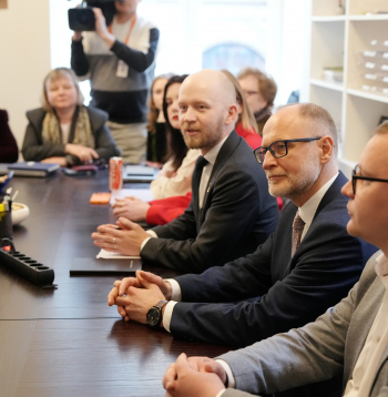 Partijas "Progresīvo" Saeimas frakcijas vadītājs, partijas līdzpriekšsēdētājs Andris Šuvajevs (centrā) un bijušais aizsardzības ministrs Andris Sprūds tikšanās laikā ar Ministru prezidenti un aizsardzības ministra amata kandidātu "Progresīvie" Saeimas frakcijas telpās, lai pārrunātu turpmāko darbu koalīcijā.