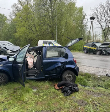Bēgot no robežsargiem, migrantu pārvadātājs izraisa avāriju.