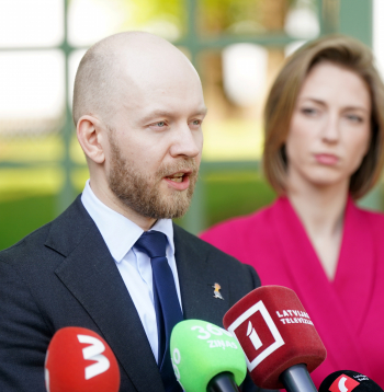 Partijas "Progresīvie" Saeimas frakcijas vadītājs Andris Šuvajevs un kultūras ministre Agnese Lāce piedalās preses brīfingā pēc tikšanās ar Valsts prezidentu Rīgas pilī, kurā pārrunāja tālāko rīcību valdības krīzes apstākļos.