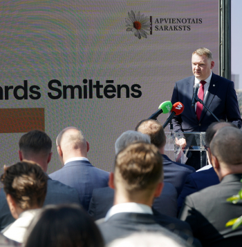 Saeimas sekretārs, "Apvienotā saraksta" līderis Vidzemē Edvards Smiltēns piedalās pasākumā, kurā "Apvienotais saraksts" iepazīstina ar Ministru prezidenta amata kandidātu 15. Saeimas vēlēšanās, vēlēšanu sarakstu līderiem un programmas stratēģiskajiem virzieniem.