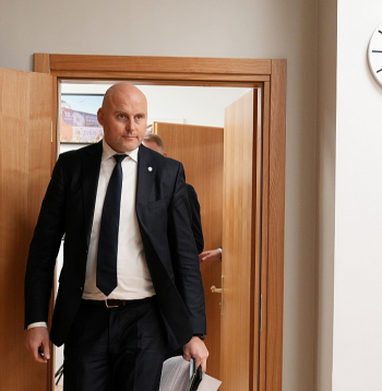 Nebūdams nevienā partijā, Andris Kulbergs nav piedalījies politiskajā procesā kā kāda politiskā spēka biedrs. Tāpēc varbūt viņam nebūs viegli pierast pie tā, ka valsti nevar vadīt kā uzņēmumu.