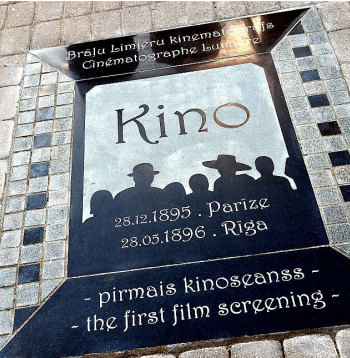 Piemiņas zīme pirmajam Rīgas kinoseansam.