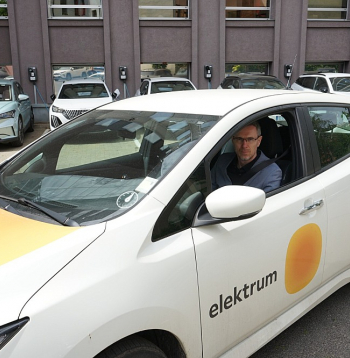 "Koncerna Transporta struktūrvienībā acis un ausis turam vaļā, sekojam visam, kas autorūpniecībā un pie ražotājiem notiek. Pašu uzkrātā pieredze rāda – elektrotransports ir efektīvs ikdienas lietošanai un atmaksājas," saka AS "Latvenergo" transporta nodrošinājuma direktors Andris Valdemārs.