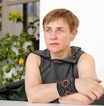 Ilga Šuplinska: "Vajag atbalstīt cilvēkus pierobežā – piemēram, ar speciālu nodokļa atvieglojumu vai darba vietām. Citādi nevar gaidīt, ka cilvēks, kurš smēlies ienākumu avotu no dzīves pierobežā, tagad aplaudēs un atbalstīs valsts politiku."