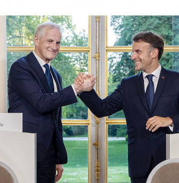Norvēģijas premjerministrs Jūnass Gārs Stēre (no kreisās) un Francijas prezidents Emanuels Makrons trešdien aizsardzības vienošanās parakstīšanas ceremonijā Elizejas pilī. "Mēs saskaramies ar visnopietnāko drošības situāciju kopš Otrā pasaules kara," norādīja Norvēģijas valdības vadītājs.