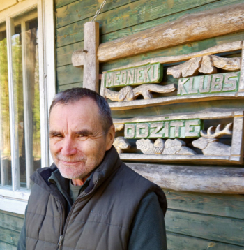 Aivars Gloveckis mednieku klubu "Odzīte" vada jau vairāk nekā 30 gadu. Tikpat ilgi viņš ir arī medību vadītājs.