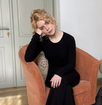 Ziemeļvalstu Ministru padomes projekts Aleksandru Grīnšteinu šopavasar atveda uz starptautisko Rakstnieku un tulkotāju māju Ventspilī. "Šeit ļoti novērtēju personīgo telpu, mieru, drošību."