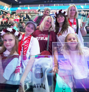 Latvijas hokeja izlases līdzjutēji 2026. gada pasaules hokeja čempionāta spēlē starp Latvijas un Norvēģijas valstsvienībām Frībūrā.