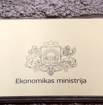 Plāksne pie Ekonomikas ministrijas ēkas Brīvības ielā.