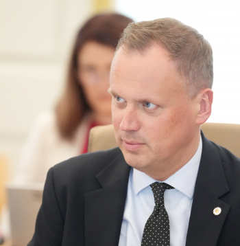 Viedās administrācijas un reģionālās attīstības ministrs Edgars Tavars pirms Ministru kabineta sēdes.