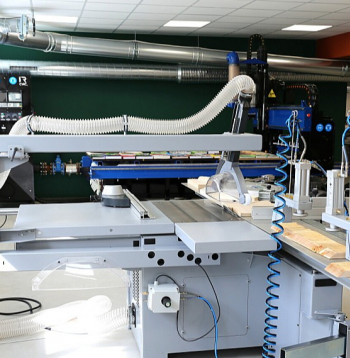 Laboratorijā šobrīd izvietotas astoņas dažādas iekārtas, kas ļauj nodrošināt augstu precizitāti. Attēlā: formātripzāģis.