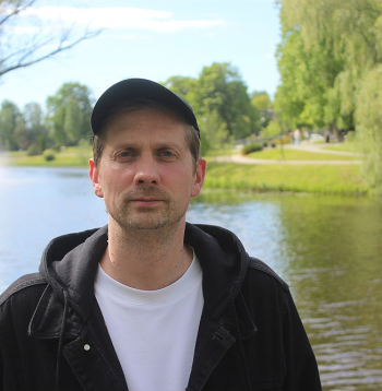 Režisoram Elmāram Seņkovam patīk strādāt Valmierā. Vislabprātāk viņš uzturas parkā pie Dzirnavu ezeriņa un Krodera ābeles.
