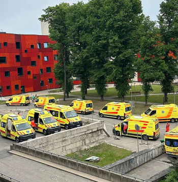 Pirmdien laukumā pie Paula Stradiņa klīniskās universitātes slimnīcas Neatliekamās medicīnas centra rindā gaidīja vairāk nekā desmit ātrās palīdzības mašīnu.