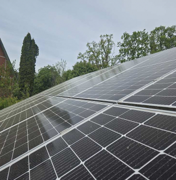 Saules paneļi ir viens no veidiem, kā samazināt rēķinu par elektroenerģiju. Īpaši tad, ja tā tiek tērēta tajā pašā mirklī, kad tiek saražota, darbinot jaudīgas sadzīves iekārtas vai lādējot elektroauto.