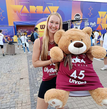 Latvijas 3x3 basketbolistes Pasaules kausa izslēgšanas turnīrā skaļi atbalstīja mūsu puišus ceļā pretī čempionu titulam, un katru dienu meitenes tribīnēs bija redzamas ar lielu plīša rotaļlietu. Spēlētājām lāci dāvāja kāds no komandas labvēļiem, kurš to laimēja atrakcijā fanu zonā. "Uzvilku savu treniņu kreklu, pieskatu. Vārdu vēl domājam, pagaidām saucam par laimes lāci," skaidroja allaž smaidīgā Digna Strautmane.