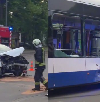 Vieglā auto un tramvaja sadursme Rīgā. Vieglā auto un tramvaja sadursme Rīgā.