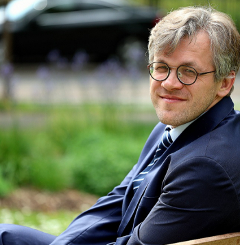 Valters Sīlis: "Greizo spoguļu karaļvalsti viss sāk atgādināt brīdī, kad atļaujas izmantot valsts institūcijas, lai vērstos pret mākslas darbu. Turklāt vēl KNAB atbilde, ka viņi tomēr iestudējumu vērtēs!"