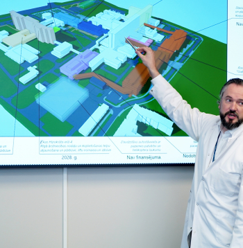 Rīgas Austrumu klīniskās universitātes slimnīcas (RAKUS) valdes loceklis Haralds Plaudis piedalās preses konferencē, kurā informē par RAKUS jaunā infekciju korpusa projekta attīstības gaitu, finansējumu un tā pārvaldību.