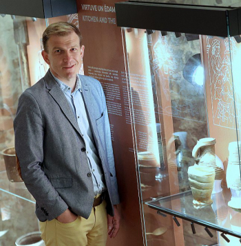 Toms Ķikuts: "Vēsturē izglītoto cilvēku kopums samazinās. Gan demogrāfijas, gan rūkošā humanitāro zinātņu prestiža dēļ. Bet, ja nav fundamenta, kodola, kas veido akadēmisko vēsturi un kam apkārt veidojas viss pārējais..."