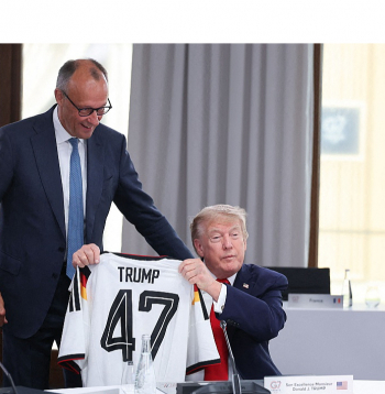 Vācijas kanclers Frīdrihs Mercs (no kreisās) G7 samita laikā Eviānā ASV prezidentam Donaldam Trampam uzdāvināja Vācijas futbola izlases kreklu ar 47. numuru, kas simbolizē pašlaik amatā esošo Savienoto Valstu 47. prezidentu.