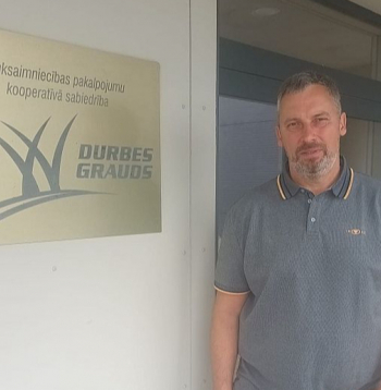 "Šopavasar piedzīvojām precedentu: pārdeva ļoti labu zemi, apmēram 50 ha vienā laukā, varētu teikt – ideālu gabalu. Pircējs neatradās. Pārdevējs meklēja pagaidu risinājumu dalot un iznomājot. Arvien vairāk zemnieku tagad kļūst tādi kā ķīlnieki – saistības ir, bet ražot nav izdevīgi," jaunu tendenci iezīmē lauksaimniecības pakalpojumu kooperatīvās sabiedrības "Durbes grauds" valdes priekšsēdētājs Sandris Bēča.
