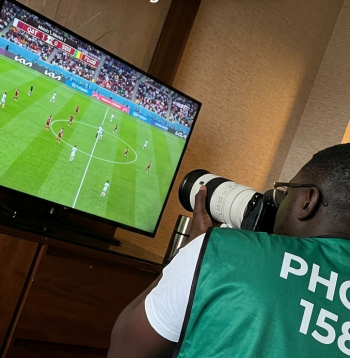 Senegālas futbola izlases fotogrāfs Sidijs Talla savas valsts maču pret Irāku bildēja šādi. “Nekādu braucienu. Bet mēs tiekam galā attālināti,” vēsta uzraksts franču valodā.