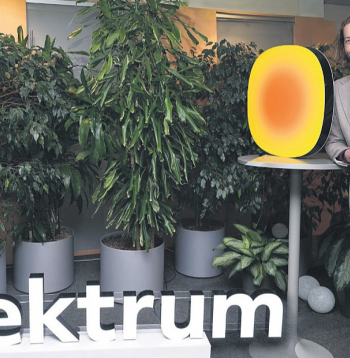 "Lai prognozētu ražošanas jaudas, mums ir jābūt pēc iespējas precīzākām laika prognozēm. Cikos līs, kad spīdēs saule, pūtīs vējš un tamlīdzīgi. Tagad satelīti no kosmosa atmosfēras slāņus var nomērīt jau ik pēc simt metriem, un šāds datu kvantums cilvēkam vairs īsti nav aptverams," par mākslīgā intelekta rīku pielietojumu laika apstākļu prognozēšanā stāsta AS "Latvenergo" enerģijas vairumtirdzniecības direktors Guntis Lūsis.