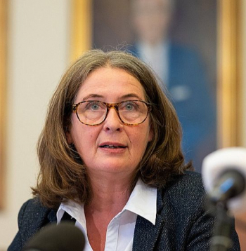 Grācas pilsētas iedzīvotājus sen neuztrauc, ka viņu pilsētas galva Elke Kāra ir komuniste. Viņas panākumus vēlēšanās nodrošina saprātīga komunālā politika.