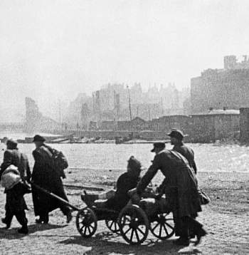 Vācu bēgļi padomju ieņemtajā Kēnigsbergā 1945. gada pavasarī. Vācu bēgļi padomju ieņemtajā Kēnigsbergā 1945. gada pavasarī.
