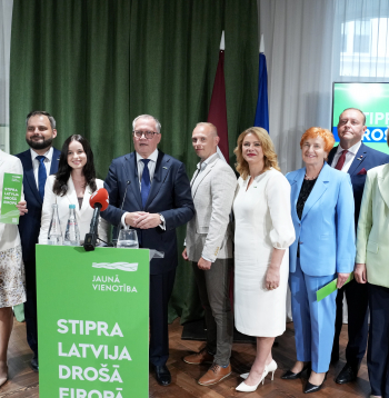 Partiju apvienības "Jaunā Vienotība" (JV) 15. Saeimas vēlēšanu kandidāti - Beāte Jonīte, Baiba Braže, Edmunds Jurēvics, Loreta Abakoka, Arvils Ašeradens, Mārtiņš Spravņiks, Evika Siliņa, Alīna Gendele, Rihards Kozlovskis, Inga Bērziņa un Andris Aniņš piedalās pasākumā, kurā JV iepazīstina ar Ministru prezidenta amata kandidātu, sarakstu līderiem un 15. Saeimas vēlēšanu programmu.