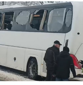 Negadījumā tika nolauzts autobusa ārējais atpakaļskata spogulis, kas kopā ar stiprinājuma detaļām ietriecās autobusa salonā.