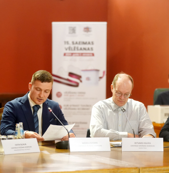 Centrālās vēlēšanu komisijas (CVK) priekšsēdētāja vietniece Iveta Blaua (no kreisās), CVK priekšsēdētājs Māris Zviedris, CVK sekretārs Ritvars Eglājs un CVK locekle Baiba Veisa piedalās pasākumā Saeimas namā, kur izlozē 15. Saeimas vēlēšanām reģistrēto deputātu kandidātu sarakstu numurus.