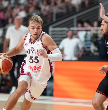 Artūrs Žagars 2027. gada Pasaules kausa kvalifikācijas spēlē basketbolā vīriešiem starp Latviju un Austriju "Xiaomi arēnā".