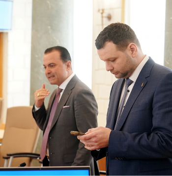 "Mēs nespēlēsimies ar Latvijas iedzīvotāju veselību pirms vēlēšanām," valdības sēdē sacīja veselības ministrs Hosams Abu Meri (no kreisās), iebilstot labklājības ministram Reinim Uzulniekam.