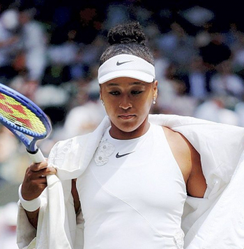 Šogad Vimbldonas tenisa turnīra vērotājus pārsteigusi japāniete Naomi Osaka, kura uz spēli ierodas tērpusies kimono, perfekti ievērojot arī turnīra stingros ģērbšanās noteikumus.