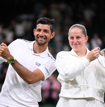 Latvijas tenisiste Aļona Ostapenko pārī ar salvadorieti Marselo Arevalo ceturtdien Londonā svinēja uzvaru Vimbldonas čempionāta jaukto dubultspēļu sacensību finālā. Latvijas tenisiste Aļona Ostapenko pārī ar salvadorieti Marselo Arevalo ceturtdien Londonā svinēja uzvaru Vimbldonas čempionāta jaukto dubultspēļu sacensību finālā.