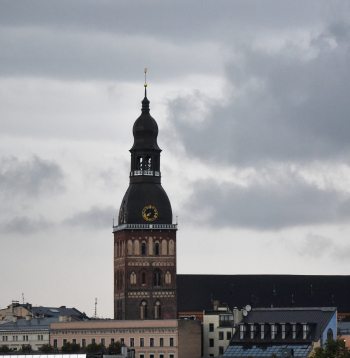 Negaisa mākoņi virs Rīgas.
