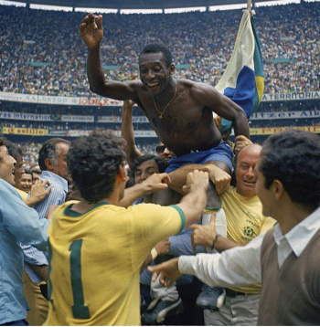 Brazīlijas futbola leģenda Pelē uz komandas biedru pleciem pēc Brazīlijas izlases triumfa 1970. gada Pasaules kausa finālā.