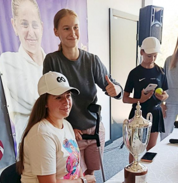 Aļona Ostapenko vakar Jūrmalā sniedza autogrāfus un bildējās ar saviem līdzjutējiem un jaunajiem tenisistiem. "Izbaudiet tenisu un nelieciet sev spiedienu," viņa piekodināja bērniem un viņu vecākiem. "Man tas ir ļoti grūti, jo esmu perfekcioniste, tas tenisā nav ļoti labi. Neviens spēlētājs nav ideāls, visi kļūdās. Galvenais ir uzvarēt tajās dienās, kad nejūties labi. Ja man mentālais treneris būtu tajā laikā, kad uzvarēju "French Open", tad būtu daudz vieglāk."