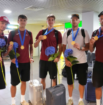 Pludmales volejbolisti Mārtiņš Pļaviņš (no kreisās), Kristians Fokerots, Gustavs Auziņš, Edgars Točs un pludmales volejbola treneris Sandris Andrejevs Rīgas lidostā ar izcīnītām zelta medaļām Eiropas Volejbola konfederācijas Nāciju kausā Budapeštā. 