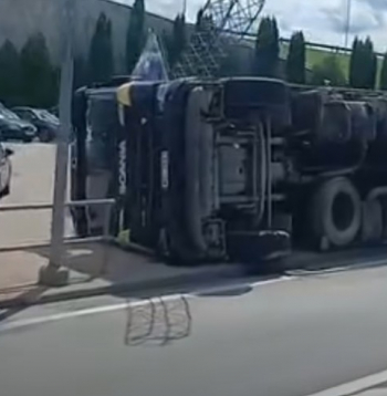 Apgāzies kravas auto Rīgas HES teritorijā.