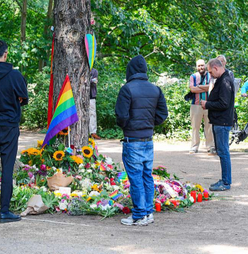Stihiskais memoriāls terora akta vietā Berlīnes Tīrgartenā. Vācijas Federālais kriminālpolicijas birojs (BKA) jūlija sākumā kā "islāmisma draudus" radošas klasificēja aptuveni 420 personas. Starp tām bija arī Abduls B.