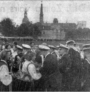 Sveicēju sagaidīšana uz "Tre Kronor" klāja. Sveicēju sagaidīšana uz "Tre Kronor" klāja.