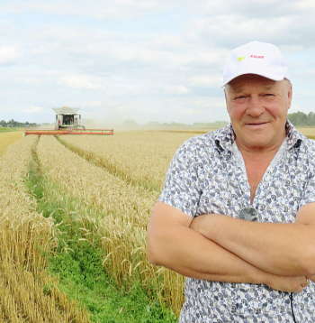 "Tas patiešām ir riktīgs sviests, ka ierēdņi kabinetos var izdomāt, kā latviešu zemniekam strādāt," spriež zemnieku saimniecības "Paugurīši" īpašnieks Armands Jankevics, uz kura saimniecību rīt brauks Latvijas premjerministrs Andris Kulbergs. "Ko es prasīšu? Ko gan viņam daudz prasīsi?! Ne viņš degvielas un minerālmēslu cenas var ietekmēt, ne biržu. Pašiem jāstrādā, un viss būs. Bet premjers man patīk," saka saimnieks.