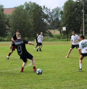 Valmieras vasaras teātra festivālu iesildīja futbola turnīrs Olimpiskā centra stadionā.